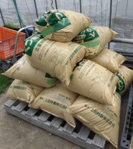 畑で使う前に、コーヒーかす・EM菌・米ぬかを混ぜて緑のテープで密封し、嫌気発酵させているリサイクル袋。