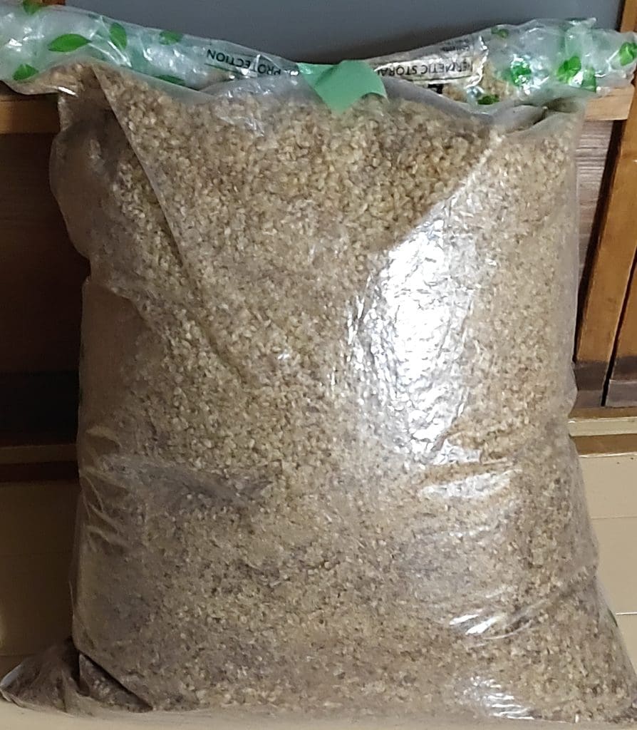 透明な大きなビニール袋にたっぷりと入ったコーヒーチャフ（シルバースキン）。