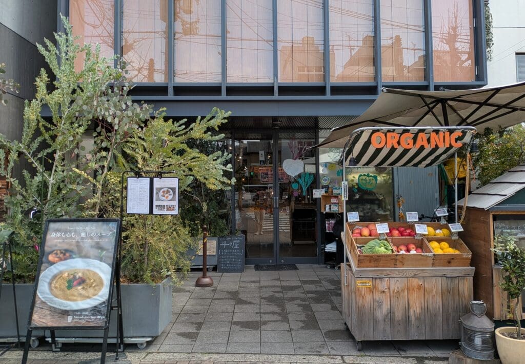 京都市上京区の「斗々屋（Totoya）京都本店」の外観。河原町通沿いに位置する、ゼロ・ウェイストなコーヒーかす回収拠点。