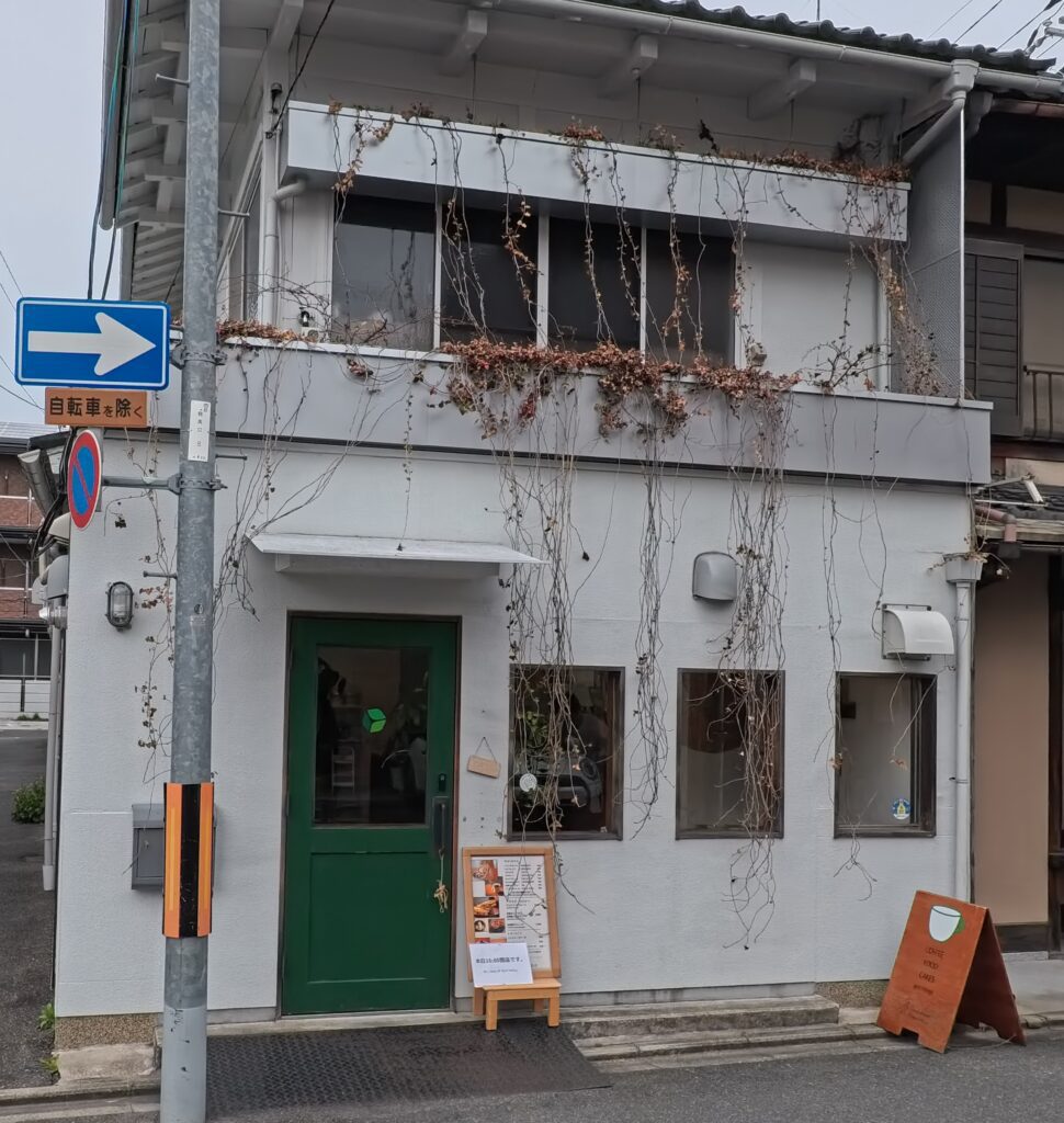 京都市北区の「Manaia Coffee and Things」に設置されたコーヒーかす回収ボックス。鞍馬口通沿いの地域に根ざしたリサイクル拠点。