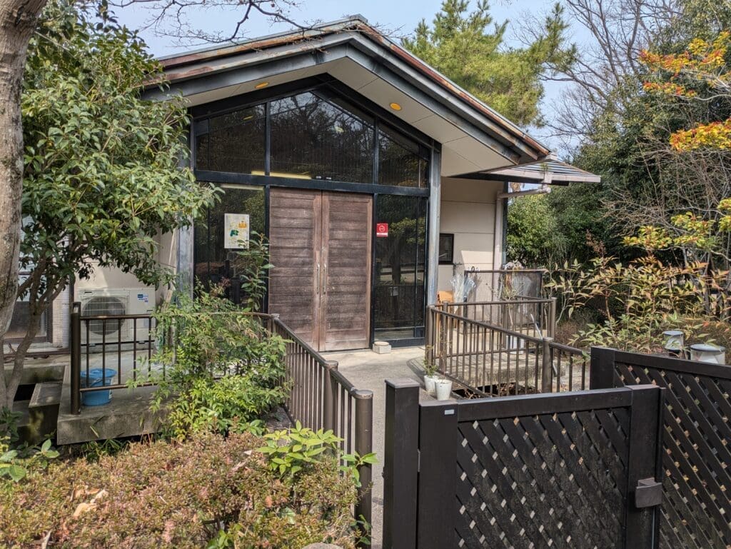 京都市北区のコーヒーかす回収スポット「Funagora(フナゴラ)」の外観。マメエコの青い回収バケツが目印です。