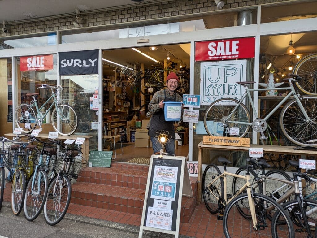 京都市北区の自転車店「Upcycles(アップサイクルズ)」に設置された、mame-ecoのコーヒーかす回収ボックス。自転車を通じた地域循環の拠点。